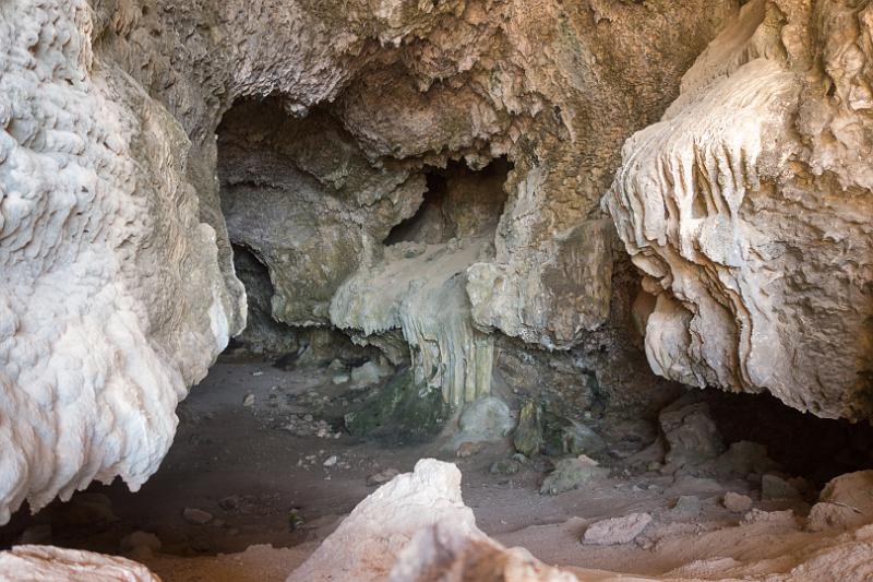 160912_1038_T08368_CalaGonone_hd.jpg - Höhlen mit trockenen Tropfsteinen